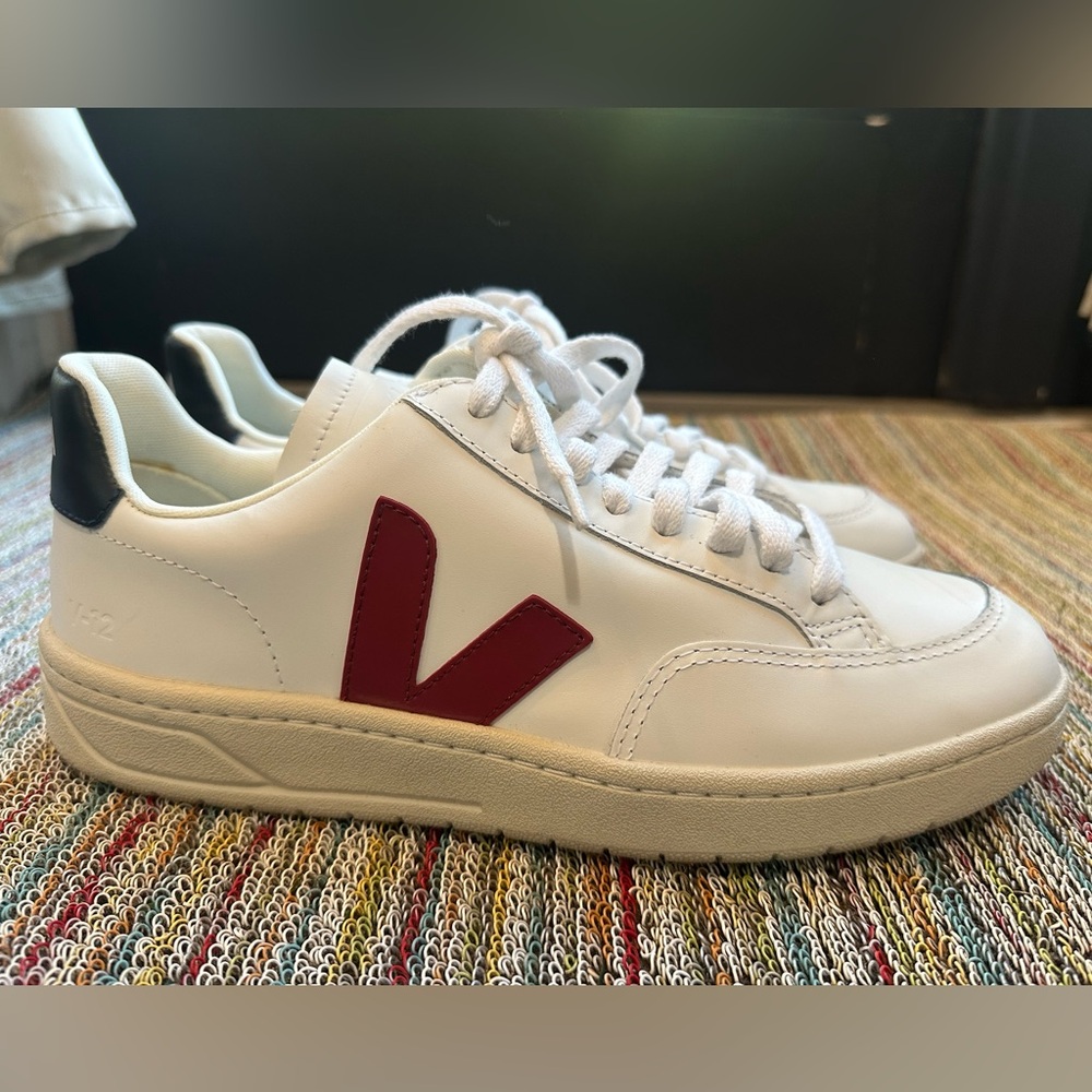 Veja NEARLY NEW V-12 white marsala náutico leather low top sneaker -8.5 (40 EU) - Picture 3 of 16